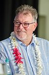 https://upload.wikimedia.org/wikipedia/commons/thumb/e/ee/Jonathan_Frakes_in_Hawaii.jpg/100px-Jonathan_Frakes_in_Hawaii.jpg